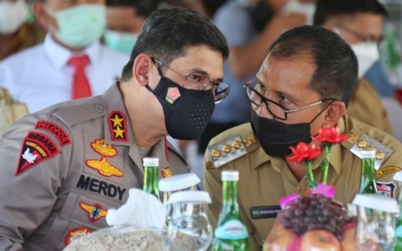 COFFEE MORNING. Wali Kota Makassar Moh Ramdhan Pomanto (kanan) berdiskusi dengan Kapolda Sulsel Irjen Pol Merdisyam di sela-sela Coffee Morning di lokasi tanah Polda Sulsel, Jl Paccerakkang, Senin (12/4/2021). foto: humas pemkot makassar