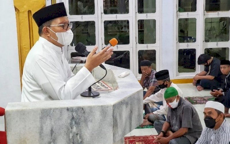 CERAMAH. Wali Kota Makassar, Moh Ramdhan Pomanto, memberikan ceramah di Masjid Nur Al-Aqsa, Jl Amirullah, Kota Makassar, Senin (12/4/2021) malam. foto: humas pemkot makassar