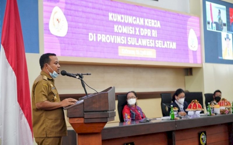 SAMBUTAN. Plt Gubernur Sulsel, Andi Sudirman Sulaiman, menyambut Komisi X DPR RI melakukan kunjungan kerja di Provinsi Sulsel di Ruang Rapat Pimpinan Kantor Gubernur Sulsel, Senin (12/4/2021). foto: humas pemprov sulsel