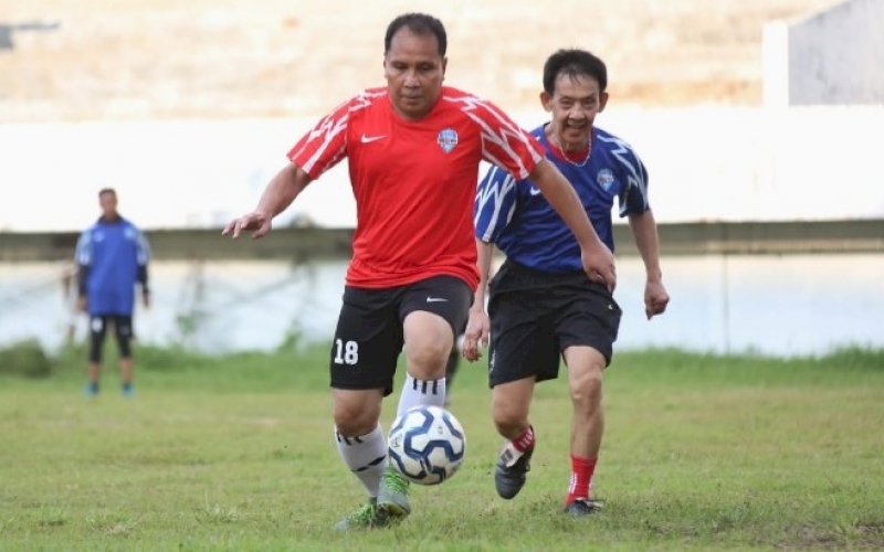 MENGGIRING BOLA. Wali Kota Makassar, Moh Ramdhan Pomanto, menggering bola saat memperkuat tim Wali Kota melawan Legenda PSM Makassar di Stadion Barombong Makassar, Senin (12/4/2021). foto: humas pemkot makassar