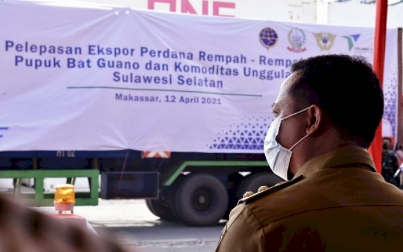 PELEPASAN. Plt Gubernur Sulsel, Andi Sudirman Sulaiman, melepas ekspor perdana rempah-rempah, pupuk bat guano, dan beberapa komoditas unggulan Sulsel lainnya di Terminal Petikemas Makassar PT Pelindo IV, Senin (12/4/2021). foto: humas pemprov sulsel