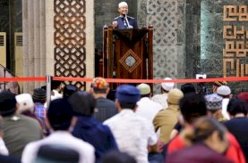 Tarawih Pertama di Masjid Al-Markaz, Plt Gubernur Sulsel Ingatkan Perbanyak Ibadah