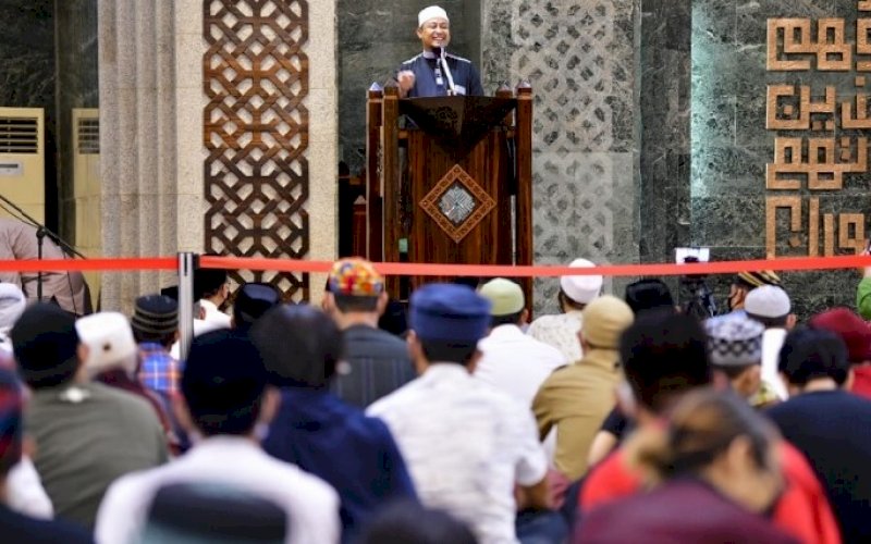 CERAMAH. Plt Gubernur Sulsel, Andi Sudirman Sulaiman, membawakan ceramah Tarawih hari pertama di Masjid Al-Markaz Al-Islami Makassar, Senin (12/4/2021) malam. foto: humas pemprov sulsel