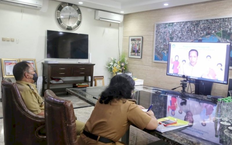 VIRTUAL. Wali Kota Makassar Moh Ramdhan Pomanto didampingi Plt Kepala Dinas Pendidikan Kota Makassar Nielma Palamba menyimak program nasional yang digaungkan pemerintah pusat, yakni PGP secara virtual di kediaman pribadinya, Jl Amirullah, Makassar, Selasa (13/4/2021). foto: humas pemkot makassar