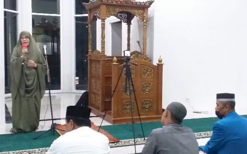 CERAMAH. Rektor UIM, DR Ir Hj A Majdah M Zain MSi, membawakan ceramah tarawih di Masjid As-Shahabah UIM di lantai 2 gedung baru Kampus UIM, Senin (12/4/2021) malam. foto: humas uim
