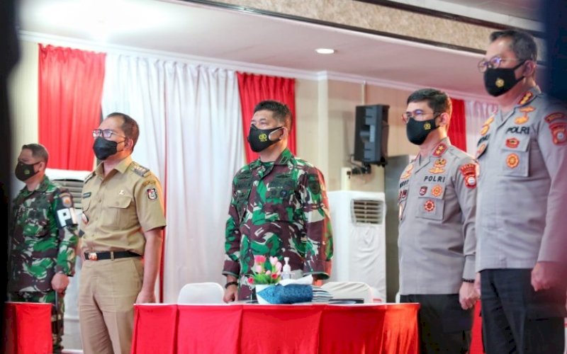 LAUNCHING. Wali Kota Makassar, Moh Ramdhan Pomanto, hadir pada launching aplikasi SIM Nasional Presisi atau SINAR dari Korlantas Polri yang dilakukan langsung Kapolri Jenderal Polisi Listyo Sigit Prabowo secara virtual di Aula Mappaoddang Polrestabes Makassar, Jl Ahmad Yani, Selasa (13/4/2021). foto: humas pemkot makassar