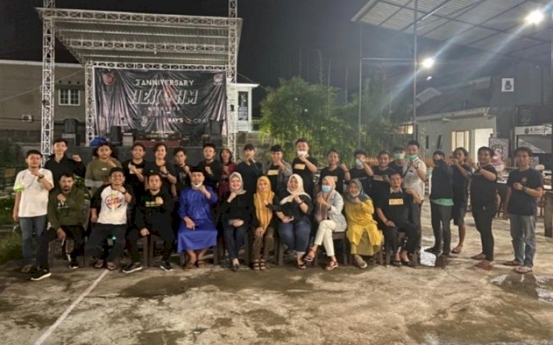 PERNYATAAN SIKAP. Puluhan OKP yang berhimpun di KNPI menyatakan sikap mosi tidak percaya terhadap hasil pelaksanaan Musda XV KNPI Kota Makassar, Selasa (13/4/2021). foto: istimewa