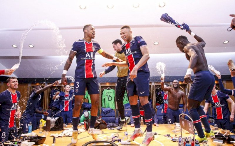 SELEBRASI. Para pemain PSG merayakan kesuksesan lolos ke babak semifinal Liga Champions pada leg&nbsp;kedua babak perempat final Liga Champions,&nbsp;Rabu (14/4/2021) dini hari WITA. foto: twitter @psg_inside