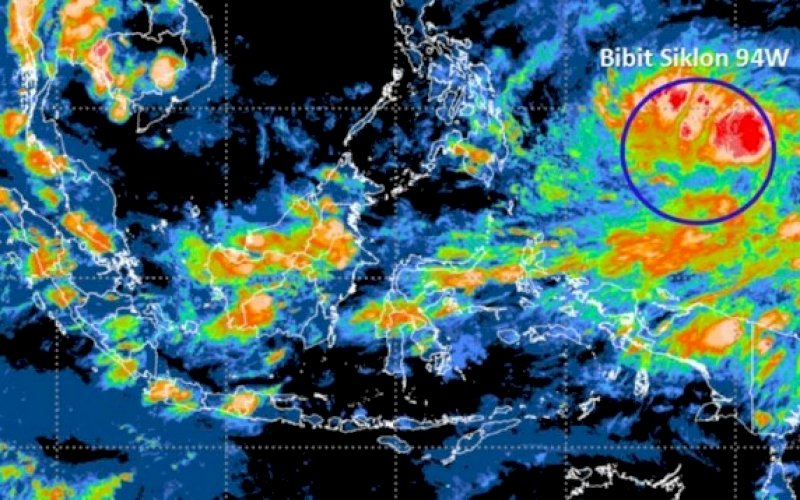 WASPADA. Citra satelit yang menunjukkan adanya pertumbuhan Bibit Siklon Tropis 94W (lingkaran biru) di Samudera Pasifik utara Papua, Senin (12/4/2021). foto: bmkg