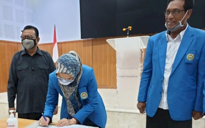 PAKTA INTEGRITAS. Rektor UIM, DR Ir Hj A Majdah M Zain MSi, menandatangani pakta integritas disaksikan Ketua LLDikti Wilayah IX, Prof Dr Jasruddin MSi di Kantor LLDikti Wilayah IX, Jl Perintis Kemerdekaan KM 9, Tamalanrea, Kota Makassar, Rabu (14/4/2021). foto: humas uim
