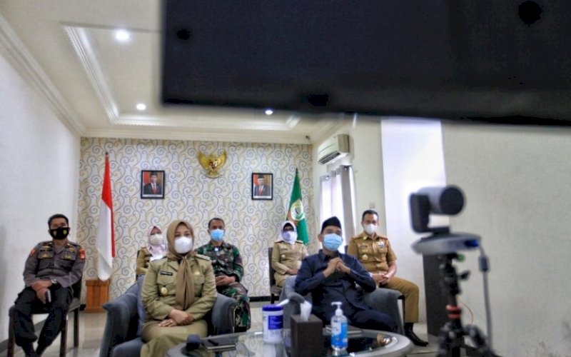 RAKORNAS. Wakil Wali Kota Makassar Fatmawati Rusdi didampingi Ketua DPRD Kota Makassar Rudianto Lallo mengikuti Rapat Koordinasi Nasional (Rakornas) bersama Presiden RI Joko Widodo secara virtual, Rabu (14/4/2021). foto: humas pemkot makassar