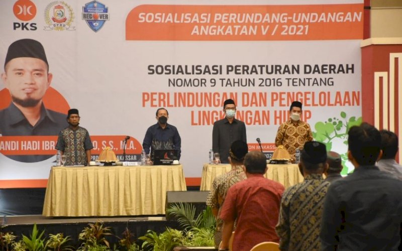SOSIALISASI PERDA. Anggota DPRD Kota Makassar, Andi Hadi Ibrahim, menggelar sosialisasi Perda Kota Makassar nomor 9 tahun 2016 tentang Perlindungan dan Pengelolaan Lingkungan Hidup di Hotel Dalton Makassar, Rabu (14/4/2021). foto: istimewa