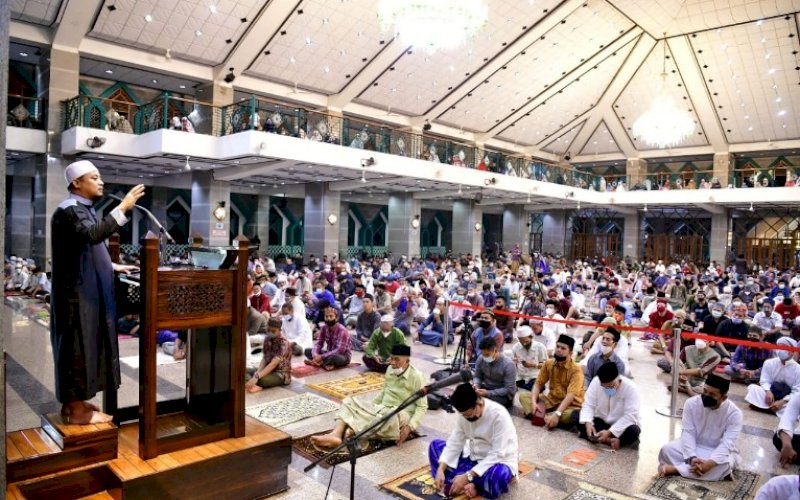 CERAMAH. Plt Gubernur Sulsel, Andi Sudirman Sulaiman, saat membawakan ceramah Tarawih hari pertama di Masjid Al-Markaz Al-Islami Makassar, Senin (12/4/2021) malam lalu. foto: humas pemprov sulsel