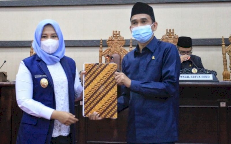 RAPAT PARIPURNA. Wakil Wali Kota Makassar Fatmawati Rusdi bersama Ketua DPRD Kota Makassar Rudianto Lallo saat menghadiri rapat paripurna ke-11 DPRD Kota Makassar masa persidangan kedua tahun 2020/2021 di ruang rapat sidang paripurna DPRD Makassar, Rabu (14/4/2021). foto: humas pemkot makassar
