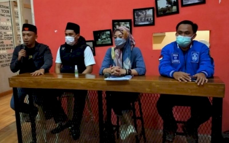 BERI KETERANGAN. Pimpinan sidang Musda XV KNPI Kota Makassar, Indira Mulyasari Paramastuti (kedua kanan), memberikan keterangan terkait hasil Musda XV KNPI Makassar di Roemah Kopi Makassar, Rabu (14/4/2021) malam. Turut hadir Ketua KNPI Makassar terpilih Hasrul Kaharuddin (kiri). foto: istimewa