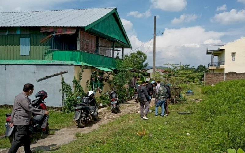 PENINDAKAN. Suasana di lokasi saat tim Densus 88 Mabes Polri bersama Polda Sulsel melakukan penindakan terhadap terduga teroris kawasan Manuruki, Sudiang Raya, Kecamatan, Biringkanaya,&nbsp;Kota Makasar, Kamis (15/4/2021). foto: istimewa
