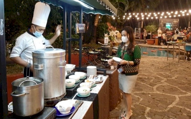 BUKA PUASA. Seorang pengunjung menikmati paket buka puasa 'Sparkling Ramadan' di pool side Aryaduta Makassar. foto: doelbeckz/pluz.id
