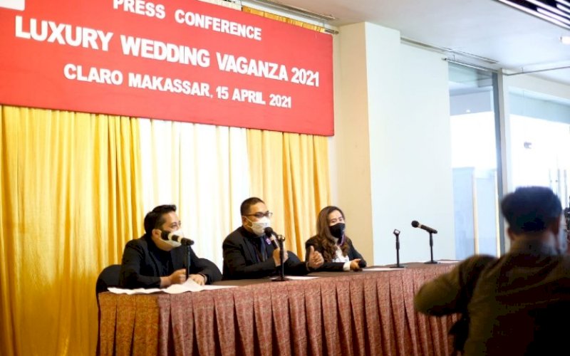 BERI KETERANGAN. Marcom Manager Claro Makassar, Ricwan Wahyudi (tengah) memberikan keterangan terkait pelaksanaan Gelar Luxury Wedding Vaganza 2021. foto: humas claro makassar