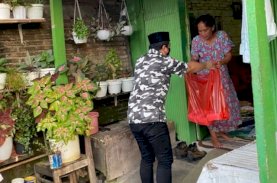 Bapera Bagi-bagi Takjil Buka Puasa di Pemukiman Kumuh