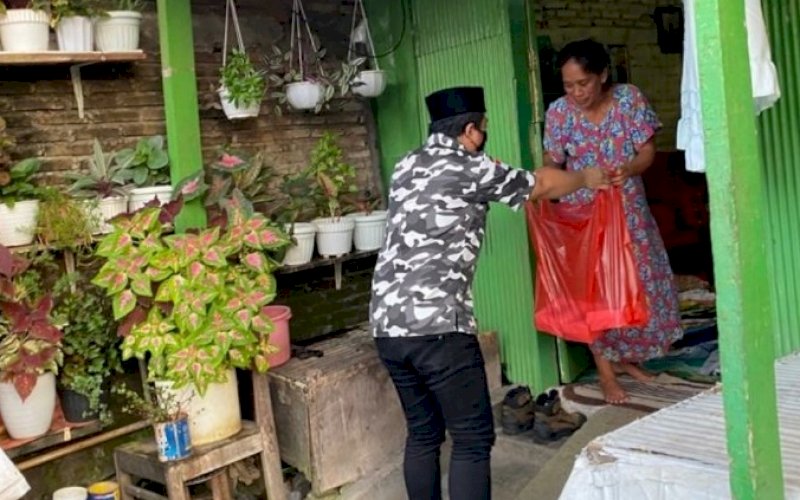 BAPERA PEDULI. Anggota Bapera Sulsel membagikan takjil atau makanan siap saji untuk berbuka puasa, Sabtu (17/4/2021). foto: bapera sulsel