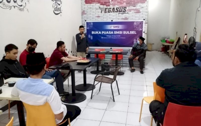 BUKA PUASA. Suasana buka puasa bersama di Sekretariat SMSI Sulsel di Jl Pengayoman No 21, Kota Makassar, Minggu (18/4/2021). foto: smsi sulsel