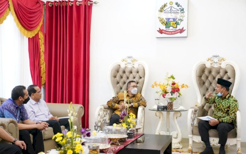 SAMBUTAN. Plt Gubernur Sulsel Andi Sudirman Sulaiman menyambut Direktur Jenderal Pelayanan Kesehatan (Yankes) Kementerian Kesehatan RI Prof dr Abdul Kadir dan rombongan di Rujab Wagub Sulsel, Sabtu (17/4/2021). foto: humas pemprov sulsel