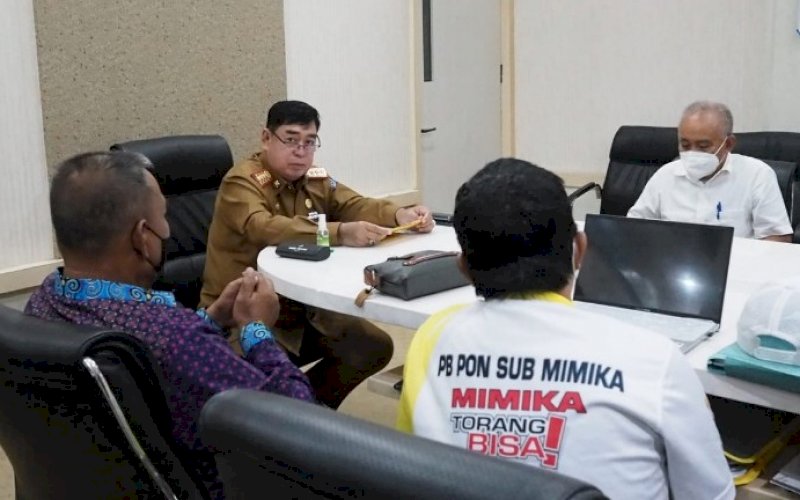 KUNJUNGAN. Sekda Provinsi Sulsel, Abdul Hayat Gani, menerima kunjungan pengurus KKSS Kabupaten Mimika, Provinsi Papua di Ruang Rapat Sekda Kantor Gubernur Sulsel, Senin (19/4/2021). foto: humas pemprov sulsel