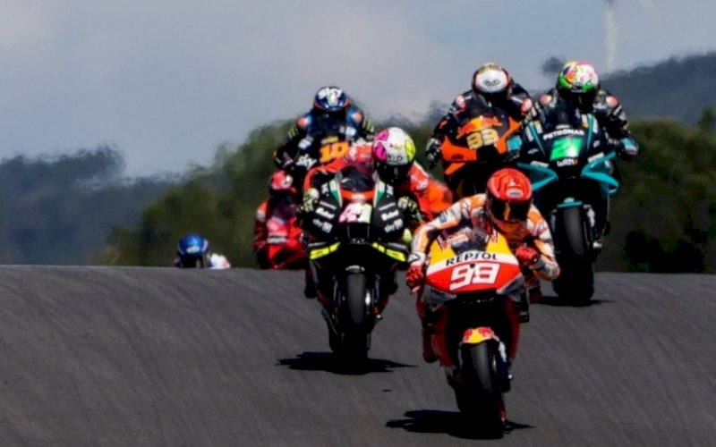 COMEBACK. Marc Marquez (depan) menjalani laga comeback&nbsp;MotoGP Portugal 2021, Minggu (18/4/2021). foto: twitter @marcmarquez