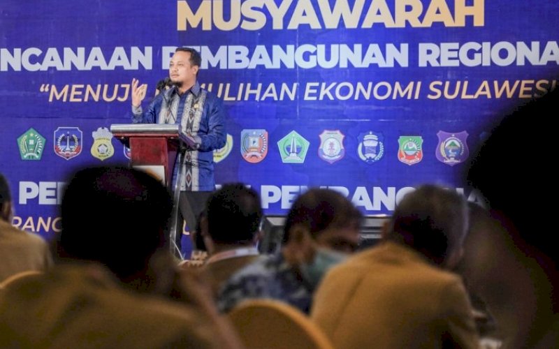 MUSRENBANG REGIONAL. Plt Gubernur Sulsel, Andi Sudirman Sulaiman, saat Musrenbang Regional Sulawesi yang digelar di Kendari, Sulawesi Tenggara, Senin (19/4/2021). foto: humas pemprov sulsel
