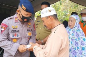 Brimob Bone Beri Bantuan Korban Kebakaran