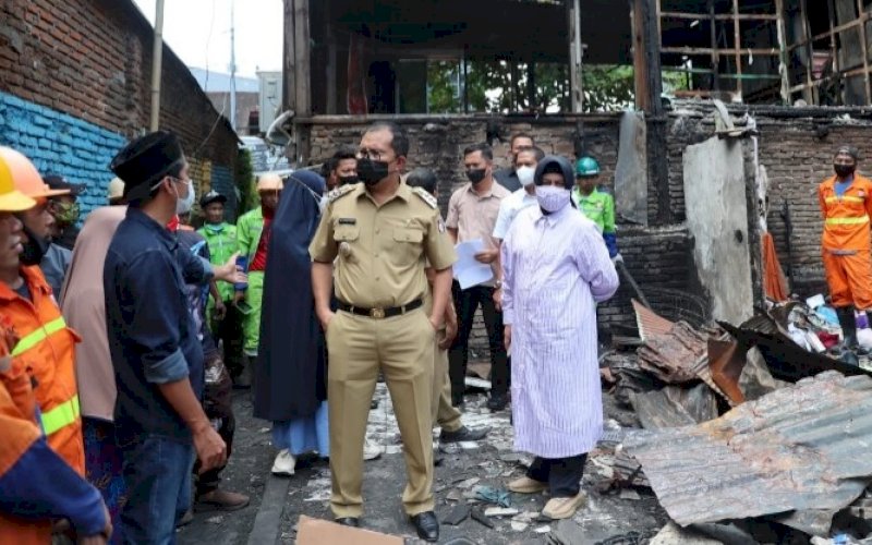 PEDULI. Wali Kota Makassar Moh Ramdhan Pomanto didampingi Ketua PKK Kota Makassar Indira Jusuf Ismail meninjau langsung lokasi kebakaran yang terjadi di Jl Badak, Kota Makassar, Selasa (20/4/2021). foto: humas pemkot makassar