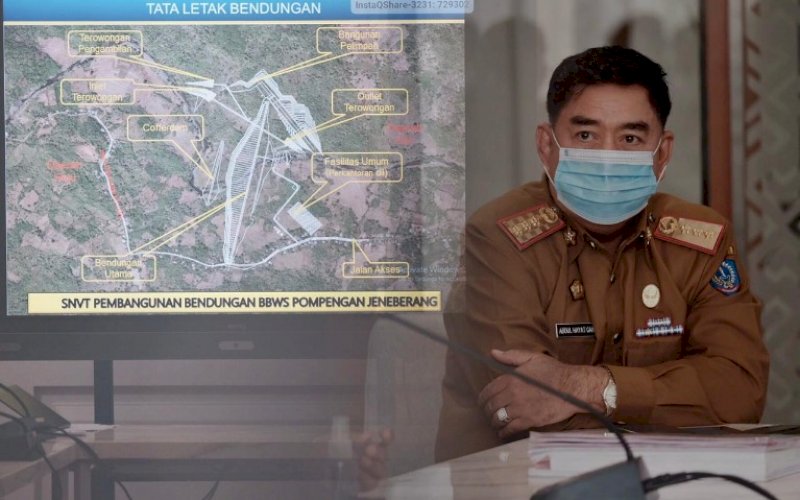 RAKOR. Sekda Provinsi Sulsel, Abdul Hayat Gani, saat menghadiri rakor terkait progres pengerjaan dan pembebasan lahan Bendungan Pamukkulu di Kabupaten Takalar dan Kabupaten Gowa, yang berlangsung di Toraja Room, Kantor Gubernur Sulsel, Selasa (20/4/2021). foto: humas pemkot makassar