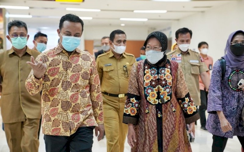 KUNJUNGAN KERJA. Plt Gubernur Sulsel Andi Sudirman Sulaiman mendampingi Menteri Sosial Tri Rismaharini dalam kunjungan kerjanya di sejumlah tempat di Kota Makassar, Selasa (20/4/2021). foto: humas pemprov sulsel
