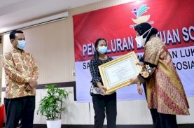 Mensos Berikan Santunan kepada Keluarga Korban KKB Papua dan Ledakan Bom Katedral Makassar