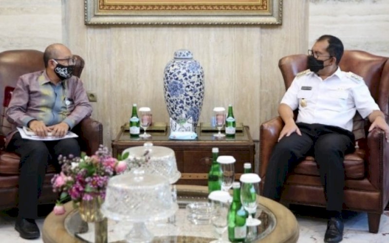 KUNJUNGAN. Wali Kota Makassar, Moh Ramdhan Pomanto, menerima kunjungan Direktur Pembinaan Tenaga dan Lembaga Kebudayaan Kemendikbud Judi Wahjudin di kediaman pribadinya, Jl Amirullah, Kota Makassar, Rabu (21/4/2021). foto: istimewa