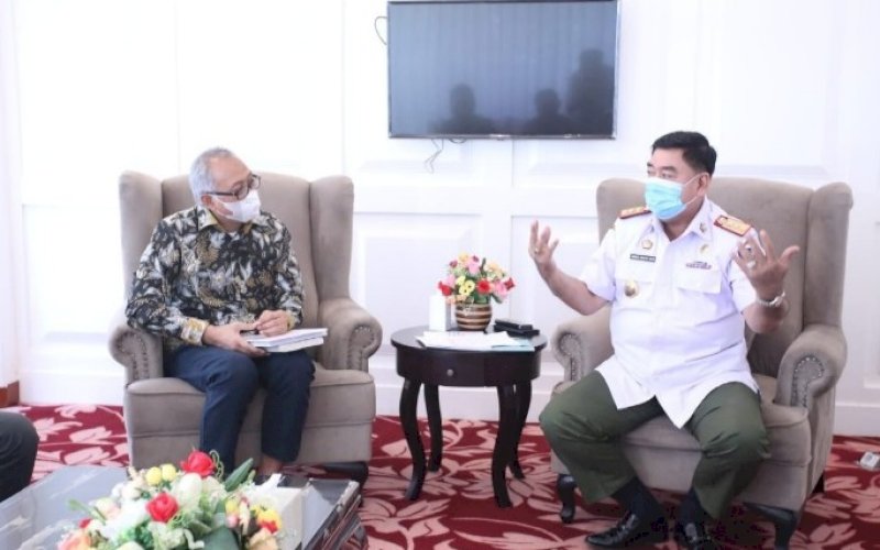 JALUR REMPAH. Sekda Provinsi Sulsel Abdul Hayat Gani dengan Ketua Komite Jalur Rempah 2021 Ananto Kusuma Seta di Baruga Lounge Kantor Gubernur Sulsel, Rabu (21/4/2021). foto: humas pemprov sulsel
