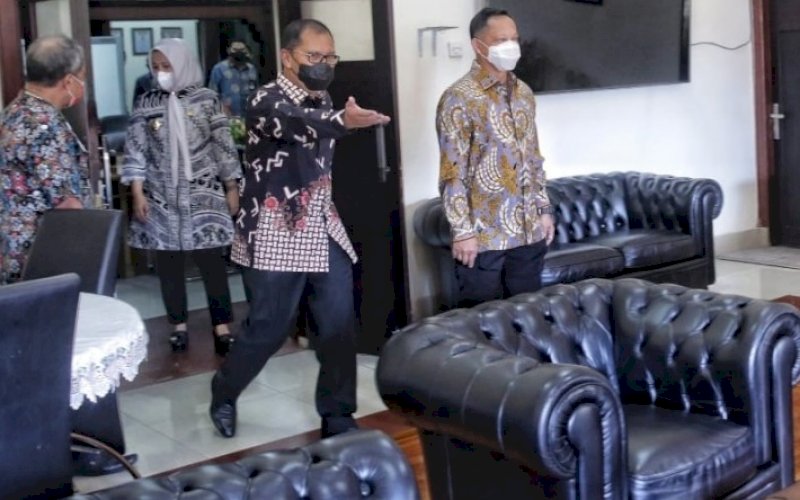 KUNJUNGAN. Wali Kota Makassar Moh Ramdhan Pomanto menerima kunjungan Mendagri Tito Karnavian di Balai Kota Makassar, Kamis (22/4/2021). foto: humas pemkot makassar