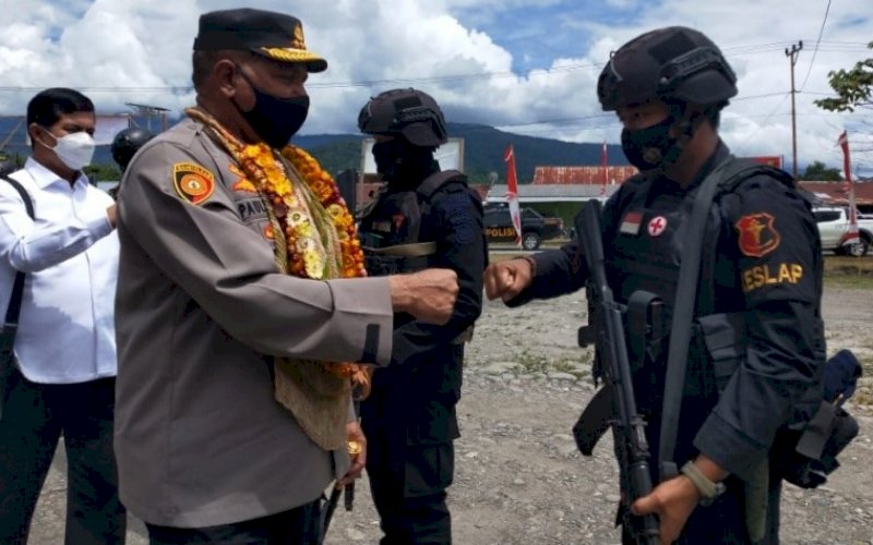 KUNJUNGAN KERJA. Kabaintelkam Polri, Komjen Pol Paulus Waterpaow, melaksanakan kunjungan kerja ke Kota Elelim, Yalimo, Papua, Kamis (22/4/2021). foto: brimob polda sulsel