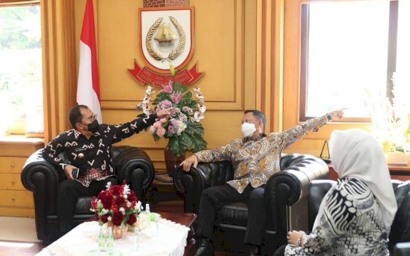 BINCANG SANTAI. Wali Kota Makassar Moh Ramdhan Pomanto bincang santai dengan Mendagri Tito Karnavian di Kantor Balai Kota Makassar, Kamis (22/4/2021). Hadir pula Wakil Wali Kota Makassar, Fatmawati Rusdi. foto: humas pemkot makassar
