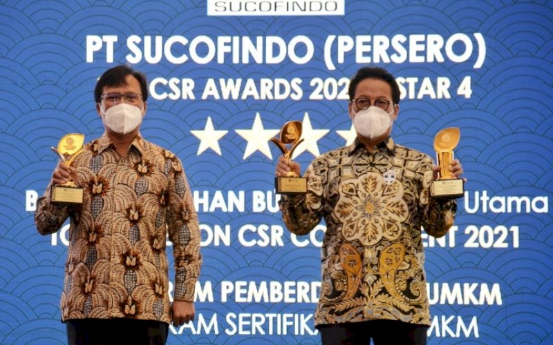 TERIMA PENGHARGAAN. Direktur Utama PT Sucofindo Bachder Djohan Buddin (kanan) dan Direktur Keuangan dan Perencanaan Strategis PT Sucofindo Budi Hartanto meraih tiga penghargaan pada ajang Top CSR 2021 di Hotel Raffles, Jakarta, Kamis (22/4/2021). foto: humas sucofindo