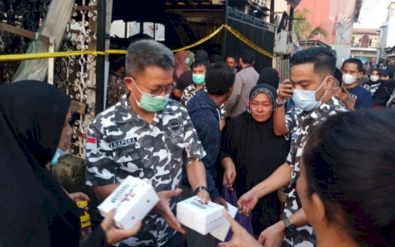 BERI BANTUAN. Bapera Provinsi Sulsel memberikan bantuan kepada warga yang terdampak kebakaran, Kamis (22/4/2021). foto: bapera sulsel