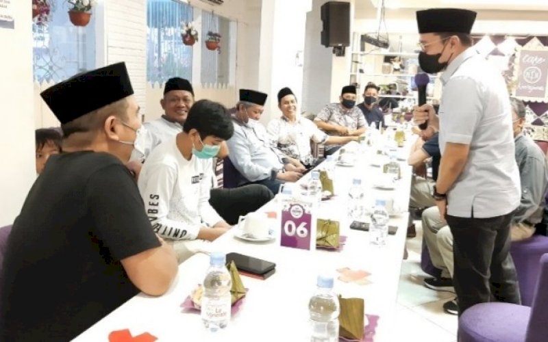 TESTIMONI. Andry S Arief Bulu (kanan) memberikan testimoni saat buka puasa bersama Enjoy Makassar di Cafe Balla Kanrejawa, Jl Topaz Raya, Kota Makassar, Kamis (22/4/2021). foto: doelbeckz/pluz.id