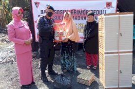 Brimob Bone Bagikan Paket Sembako