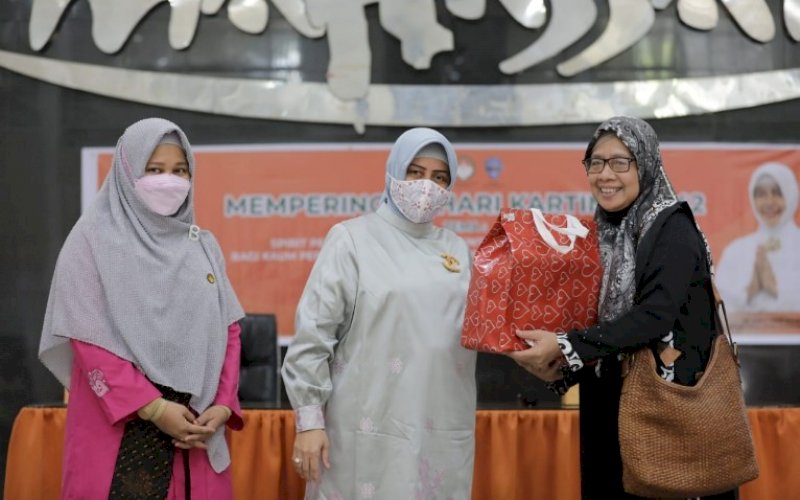 HARI KARTINI. Penasehat DWP Kota Makassar, Indira Jusuf Ismail (tengah) menyerahkan bingkisan kepada salah satu peserta peringatan Hari Kartini yang dirangkaikan dengan pertemuan bulanan DWP Kota Makassar di Baruga Anging Mammiri Rujab Wali Kota Makassar, Jumat (23/4/2021). foto: humas pemkot makassar