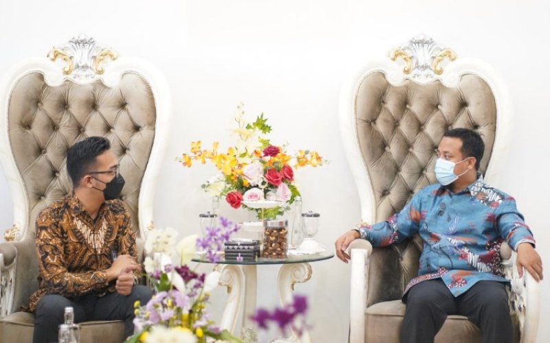 SILATURAHMI. Plt Gubernur Sulsel Andi Sudirman Sulaiman (kanan) menerima kunjungan silaturahmi General Manager PT Garuda Indonesia Makassar Putu Tedy Wiryawan di Rumah Jabatan Wakil Gubernur Sulsel, Jumat (23/4/2021). foto: humas pemprov sulsel