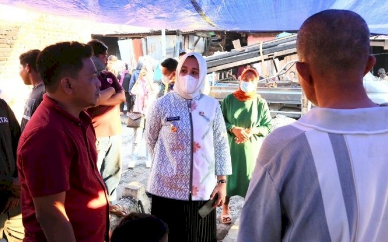 PEDULI. Wakil Wali Kota Makassar, Fatmawati Rusdi, menyambangi lokasi kebakaran di pemukiman warga Jl Bonto Duri VII, Kelurahan Pa'baeng-baeng, Kecamatan Tamalate, Makassar, Jumat (23/4/2021). foto: humas pemkot makassar