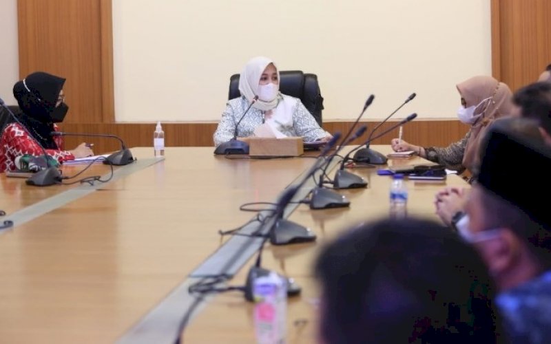 PIMPIN RAPAT. Wakil Wali Kota Makassar, Fatmawati Rusdi, memimpin rapat pembentukan Satgas Raika bersama Camat se-Kota Makassar di Ruang Rapat Wakil Wali Kota lantai 11, Balai Kota Makassar, Jumat (23/4/2021). foto: humas pemkot makassar