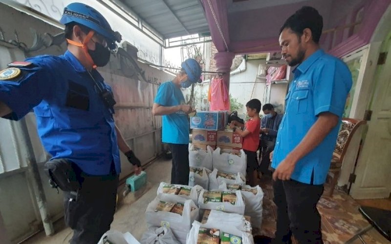 GELORA PEDULI. Tim Blue Helmet Partai Gelora Makassar saat menyantuni korban kebakaran di Jl Andi Tonro V, Kecamatan Tamalate, Kota Makassar. foto: humas gelora makassar