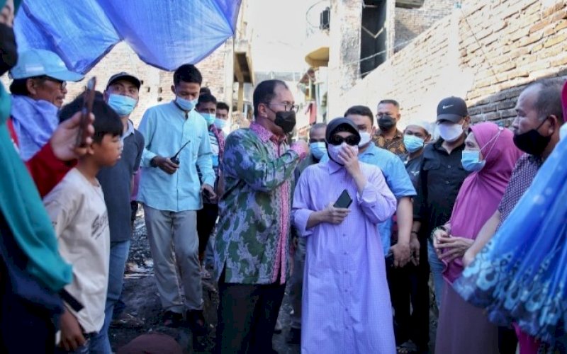 PEDULI. Wali Kota Makassar Moh Ramdhan Pomanto didampingi Ketua TP PKK Kota Makassar Indira Jusuf Ismail mengunjungi warga korban kebakaran di Jl Bonto Duri VII, Kelurahan Pa'baeng-baeang, Kecamatan Tamalate, Kota Makassar, Sabtu (25/4/2021). foto: humas pemkot makassar