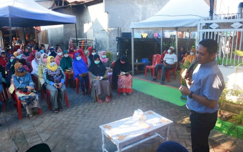 RESES. Anggota DPRD Kota Makassar, Supratman, saat menggelar Reses Kedua Masa Persidangan Kedua Tahun Anggaran 2020-2021 di Jl Nipa-nipa, Kelurahan Manggala, Kecamatan Manggala, Sabtu (24/4/2021). foto: istimewa